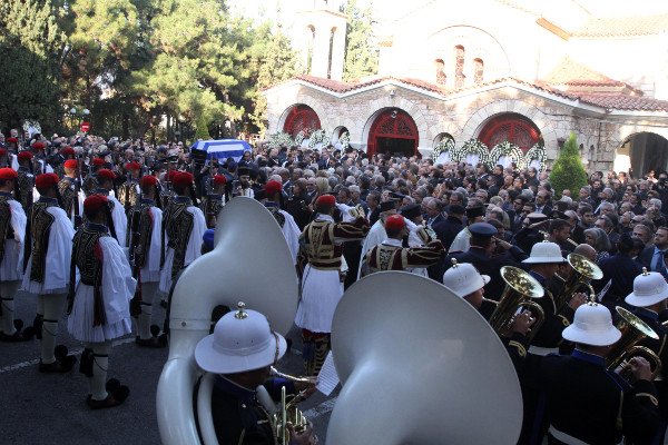 Ο άνθρωπος που υπηρέτησε τον Στεφανόπουλο μέχρι το τέλος -Ποιος είναι ο Αντιστράτηγος που κρατούσε τα παράσημα στην κηδεία [εικόνες] | iefimerida.gr 1