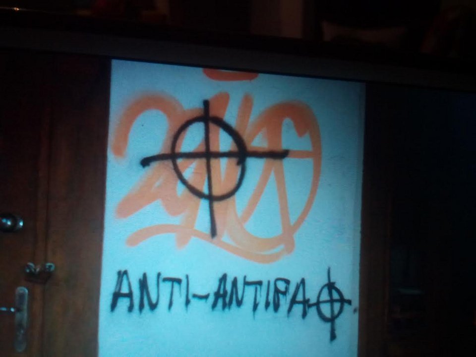 Επίθεση στα γραφεία του ΣΥΡΙΖΑ στον Εύοσμο [εικόνες] | iefimerida.gr 1