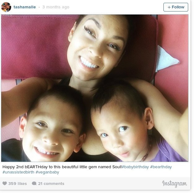 Θηλάζει δύο μεγάλα αγόρια και την επικρίνουν για αιμομειξία [βίντεο] | iefimerida.gr 0