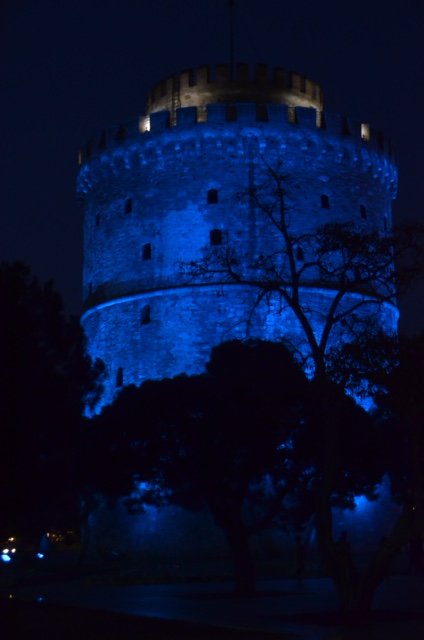 Στα μπλε «ντύθηκε» ο Λευκός Πύργος και οι ομπρέλες του Ζογγόπουλου [εικόνες] | iefimerida.gr 2