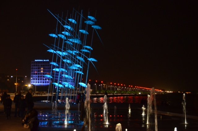 Στα μπλε «ντύθηκε» ο Λευκός Πύργος και οι ομπρέλες του Ζογγόπουλου [εικόνες] | iefimerida.gr 1