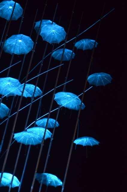 Στα μπλε «ντύθηκε» ο Λευκός Πύργος και οι ομπρέλες του Ζογγόπουλου [εικόνες] | iefimerida.gr 4