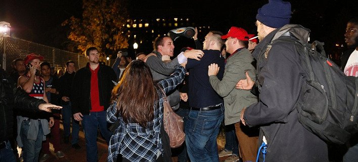 Πιάστηκαν στα χέρια οπαδοί της Χίλαρι και του Τραμπ έξω από τον Λευκό Οίκο [εικόνες] | iefimerida.gr 2