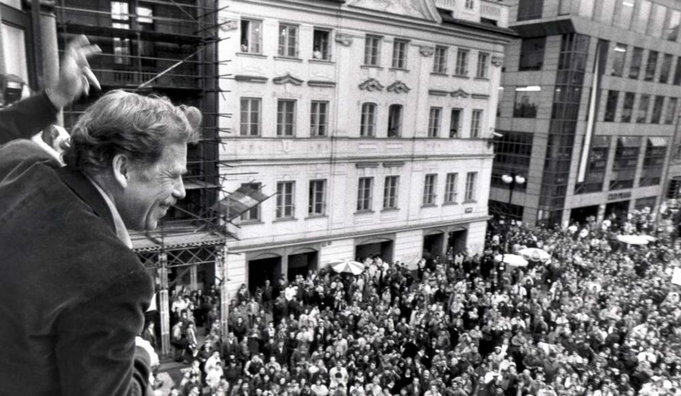 27 χρόνια από τη Βελούδινη Επανάσταση της Τσεχοσλοβακίας [εικόνες] | iefimerida.gr 0