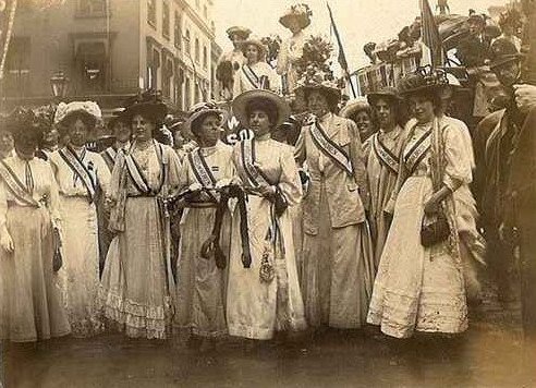 Στα λευκά όσες υποστηρίζουν Χίλαρι -Σαν τις Σουφραζέτες του 1900 [εικόνες] | iefimerida.gr 0