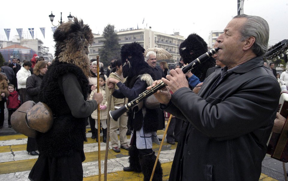 Εκατοντάδες Μωμόγεροι στην πλ. Αριστοτέλους -Κάνουν φασαρία για να ξορκίσουν το κακό [εικόνες] | iefimerida.gr 2