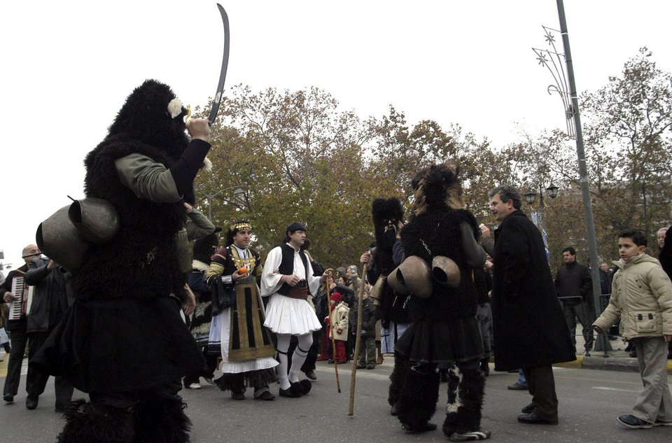 Εκατοντάδες Μωμόγεροι στην πλ. Αριστοτέλους -Κάνουν φασαρία για να ξορκίσουν το κακό [εικόνες] | iefimerida.gr 0