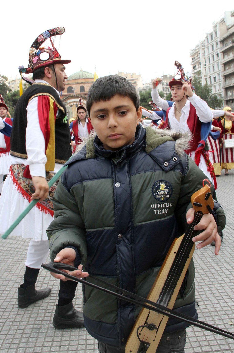 Εκατοντάδες Μωμόγεροι στην πλ. Αριστοτέλους -Κάνουν φασαρία για να ξορκίσουν το κακό [εικόνες] | iefimerida.gr 1