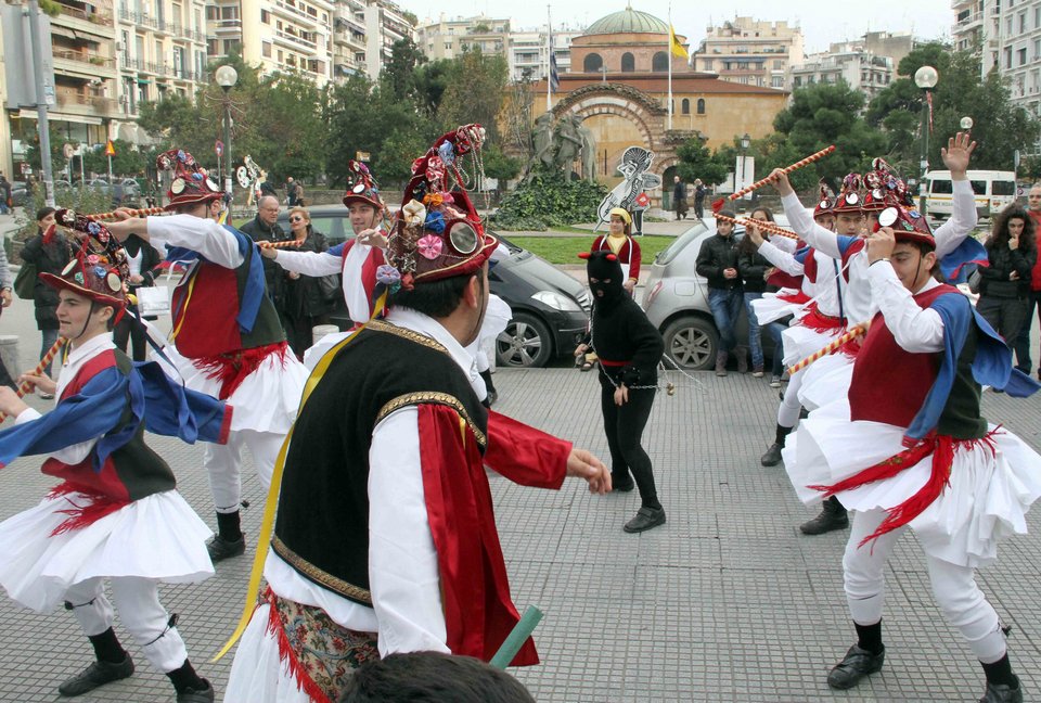 Εκατοντάδες Μωμόγεροι στην πλ. Αριστοτέλους -Κάνουν φασαρία για να ξορκίσουν το κακό [εικόνες] | iefimerida.gr 3