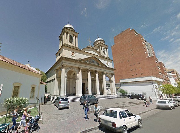 Αργεντινή: Σκότωσαν παιδεραστή μουσικό με την τρομπέτα του μέσα σε καθεδρικό ναό [εικόνες]  | iefimerida.gr 0