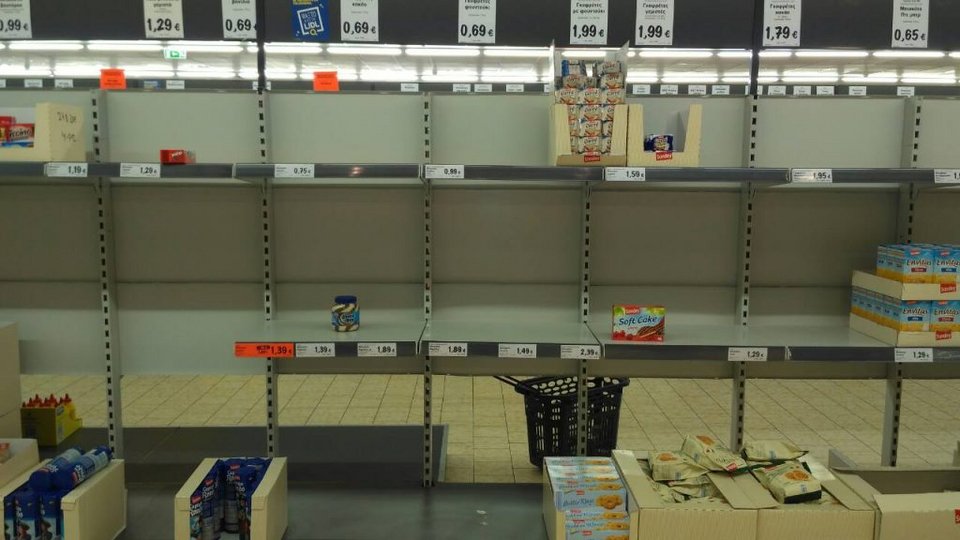 Οι κάτοικοι στα αποκλεισμένα νησιά κάνουν «επιδρομές» για προμήθειες -Αδεια ράφια σε Μύκονο και Τήνο [εικόνες] | iefimerida.gr 7