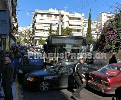 Αιματηρή καραμπόλα με λεωφορείο στον Πειραιά -Παρέσυρε ΙΧ, ένας πεζός ακρωτηριάστηκε [εικόνες & βίντεο] | iefimerida.gr 3