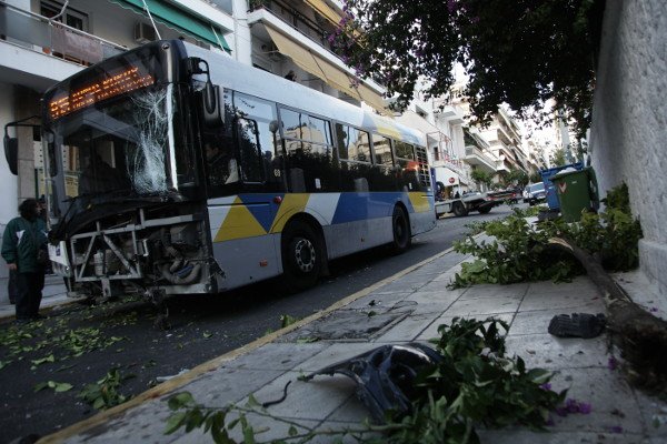 Αιματηρή καραμπόλα με λεωφορείο στον Πειραιά -Παρέσυρε ΙΧ, ένας πεζός ακρωτηριάστηκε [εικόνες & βίντεο] | iefimerida.gr 1