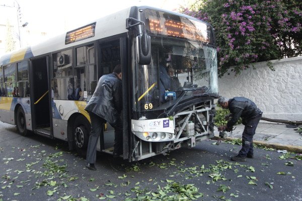Αιματηρή καραμπόλα με λεωφορείο στον Πειραιά -Παρέσυρε ΙΧ, ένας πεζός ακρωτηριάστηκε [εικόνες & βίντεο] | iefimerida.gr 2