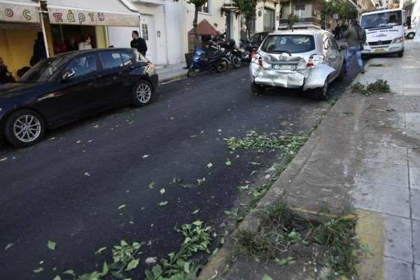 Αιματηρή καραμπόλα με λεωφορείο στον Πειραιά -Παρέσυρε ΙΧ, ένας πεζός ακρωτηριάστηκε [εικόνες & βίντεο] | iefimerida.gr 5