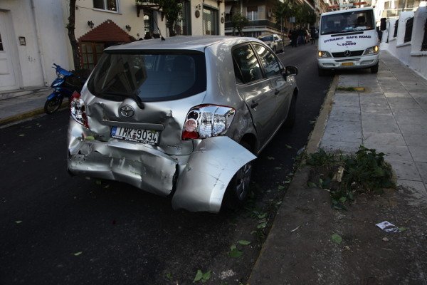 Αιματηρή καραμπόλα με λεωφορείο στον Πειραιά -Παρέσυρε ΙΧ, ένας πεζός ακρωτηριάστηκε [εικόνες & βίντεο] | iefimerida.gr 6