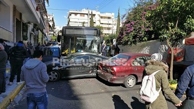 Αιματηρή καραμπόλα με λεωφορείο στον Πειραιά -Παρέσυρε ΙΧ, ένας πεζός ακρωτηριάστηκε [εικόνες & βίντεο] | iefimerida.gr 4