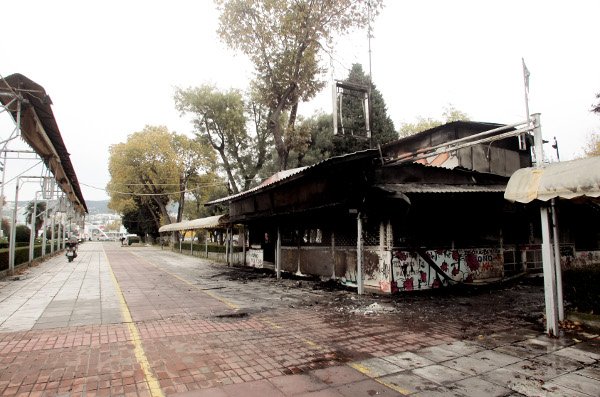 Κάηκε ολοσχερώς αναψυκτήριο στο κέντρο της Θεσσαλονίκης [εικόνες] | iefimerida.gr 0