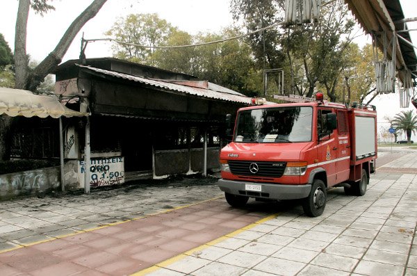 Κάηκε ολοσχερώς αναψυκτήριο στο κέντρο της Θεσσαλονίκης [εικόνες] | iefimerida.gr 2