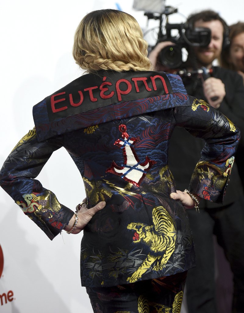 Η Μαντόνα εμφανίστηκε με σακάκι που γράφει «Ευτέρπη» [εικόνες & βίντεο] | iefimerida.gr 0