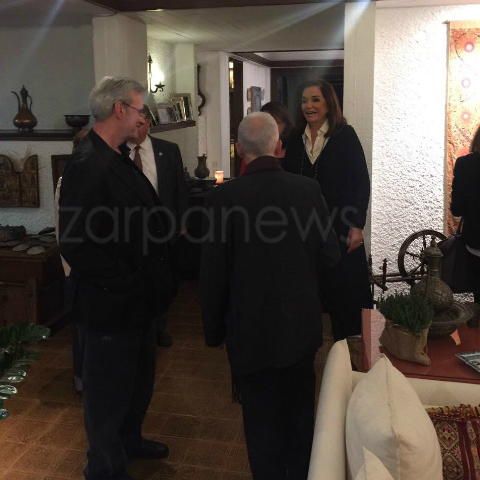 Κρητικοί μεζέδες από την Μπακογιάννη για Παυλόπουλο και Βούτση - Στο σπίτι του Κωνσταντίνου Μητσοτάκη στο Ακρωτήρι [εικόνες] | iefimerida.gr 3