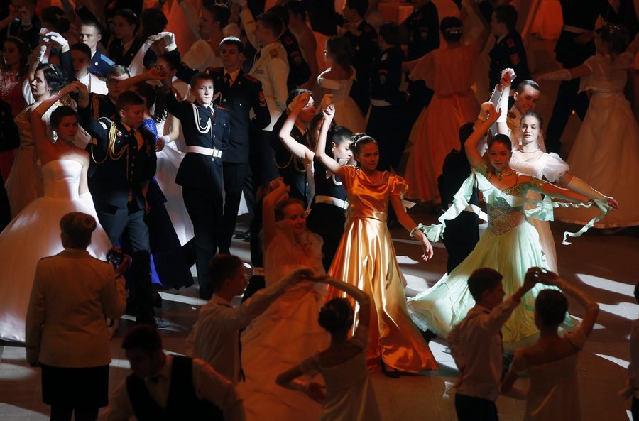 1.000 νεαροί Ρώσοι αξιωματικοί  με τις ντάμες τους στο «χορό του Κρεμλίνου» [εικόνες] | iefimerida.gr 5