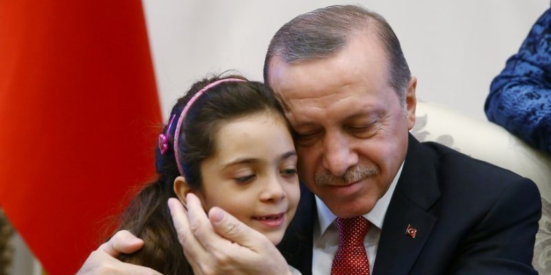 Η 7χρονη από το Χαλέπι που ανεβάζει μηνύματα στο Twitter, αγκαλιά με τον Ερντογάν [εικόνες] | iefimerida.gr 1