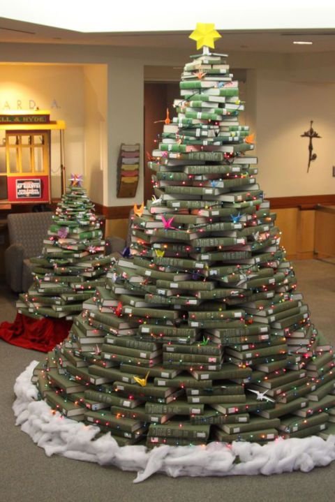 Φτιάξε Χριστουγεννιάτικο δέντρο από ...βιβλία -Στιλάτο και οικολογικό [εικόνες]  | iefimerida.gr 0