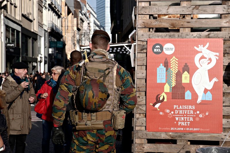 Ο τρόμος «φώλιασε» στην Ευρώπη -Φρούρια οι χριστουγεννιάτικες αγορές [εικόνες] | iefimerida.gr 3