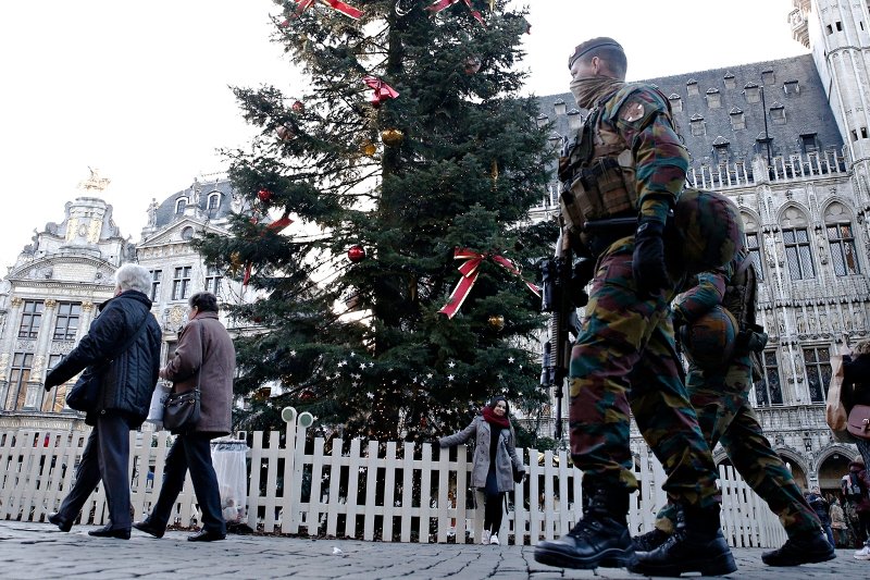Ο τρόμος «φώλιασε» στην Ευρώπη -Φρούρια οι χριστουγεννιάτικες αγορές [εικόνες] | iefimerida.gr 4