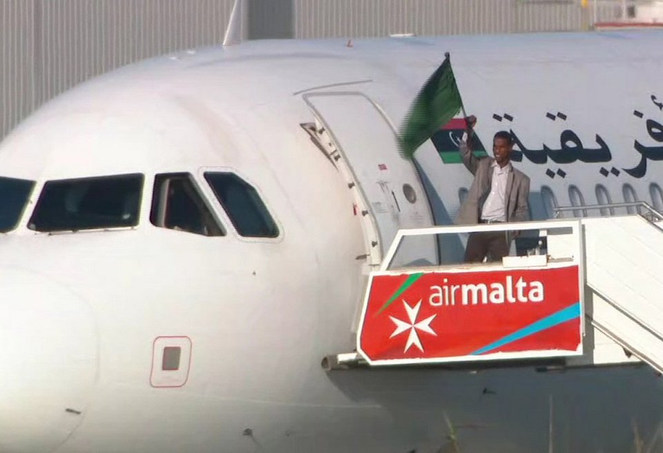 Με ψεύτικα όπλα έκαναν οι δύο Λίβυοι την αεροπειρατεία -Παραδόθηκαν και ζήτησαν άσυλο από τη Μάλτα | iefimerida.gr 0