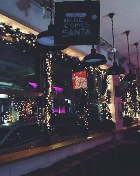 Καφές, ποτό, φαγητό ανάμεσα σε λαμπιόνια, δέντρα, μολυβένιους στρατιώτες -4 μαγαζιά της Αθήνας με παραμυθένια, χριστουγεννιάτικη διακόσμηση [εικόνες] | iefimerida.gr 18