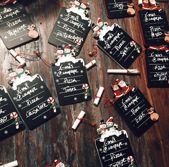 Καφές, ποτό, φαγητό ανάμεσα σε λαμπιόνια, δέντρα, μολυβένιους στρατιώτες -4 μαγαζιά της Αθήνας με παραμυθένια, χριστουγεννιάτικη διακόσμηση [εικόνες] | iefimerida.gr 19