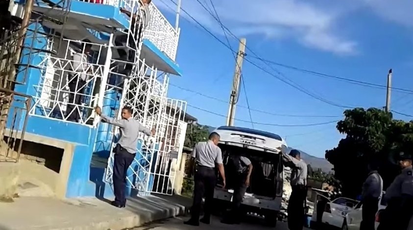 Η αστυνομία στην Κούβα εισέβαλε σε σπίτια και τραυμάτισε αντιφρονούντες για να εμποδίσει διαδήλωση κατά του Κάστρο -Εγιναν 100 προσαγωγές [εικόνες & βίντεο] | iefimerida.gr 0