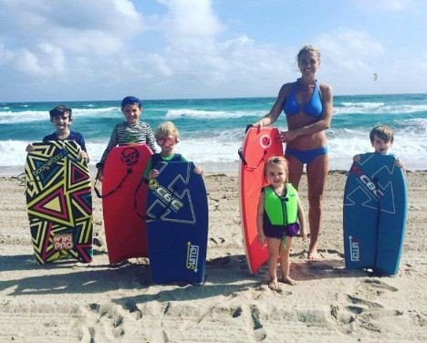 Χάος άφησαν πίσω τους τα εγγόνια του Τραμπ -Δείτε τι απέμεινε από τα δώρα που τους πήραν οι γονείς [εικόνες]  | iefimerida.gr 1