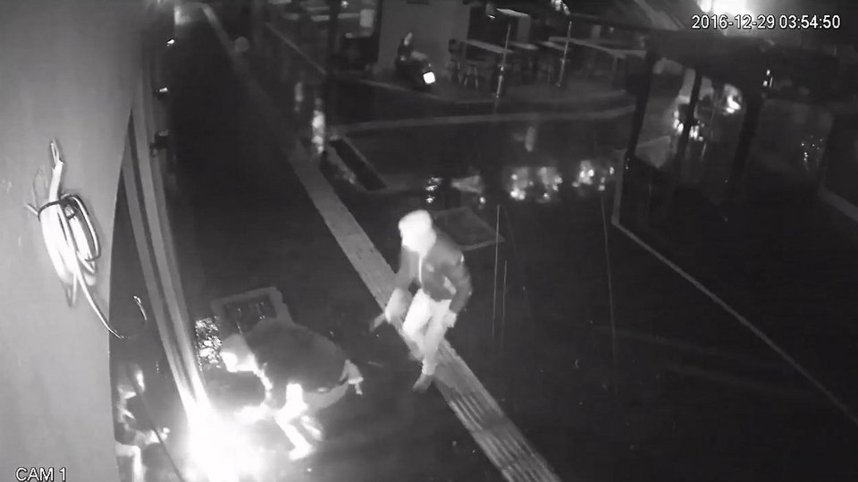 Πήγαν να τινάξουν στον αέρα όλο το κέντρο του Ηρακλείου -Τους «έπιασε» η κάμερα [βίντεο] | iefimerida.gr 0