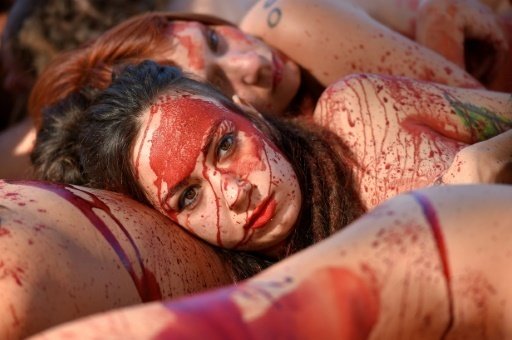 Διαδήλωσαν γυμνοί βαμμένοι με κόκκινη μπογιά κατά της γούνας [εικόνες]  | iefimerida.gr 1