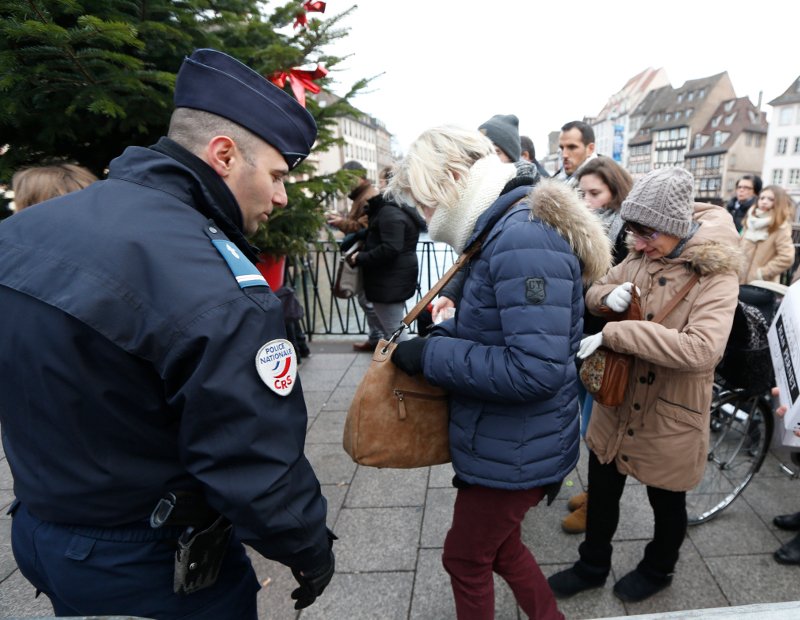 Ο τρόμος «φώλιασε» στην Ευρώπη -Φρούρια οι χριστουγεννιάτικες αγορές [εικόνες] | iefimerida.gr 11