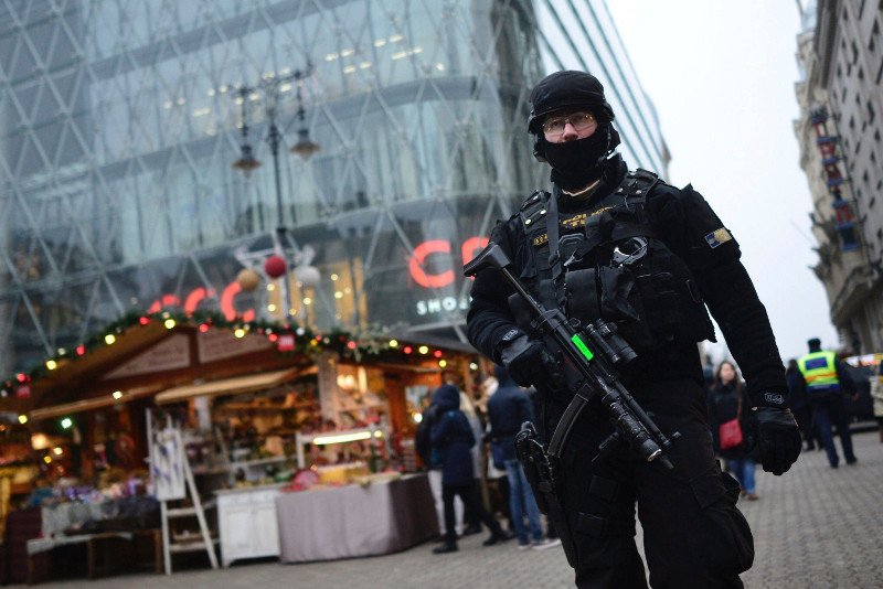 Ο τρόμος «φώλιασε» στην Ευρώπη -Φρούρια οι χριστουγεννιάτικες αγορές [εικόνες] | iefimerida.gr 12