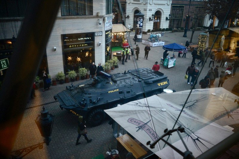 Ο τρόμος «φώλιασε» στην Ευρώπη -Φρούρια οι χριστουγεννιάτικες αγορές [εικόνες] | iefimerida.gr 13