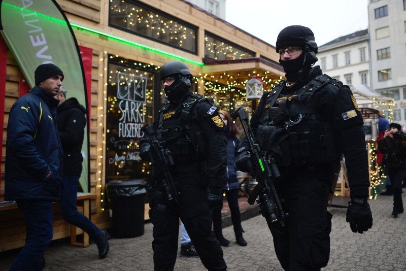 Ο τρόμος «φώλιασε» στην Ευρώπη -Φρούρια οι χριστουγεννιάτικες αγορές [εικόνες] | iefimerida.gr 14