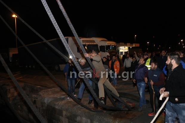 Πεδίο μάχης το Ηράκλειο: Ομηροι αγροτών λιμενάρχης, περιφερειάρχης, δήμαρχος | iefimerida.gr 9