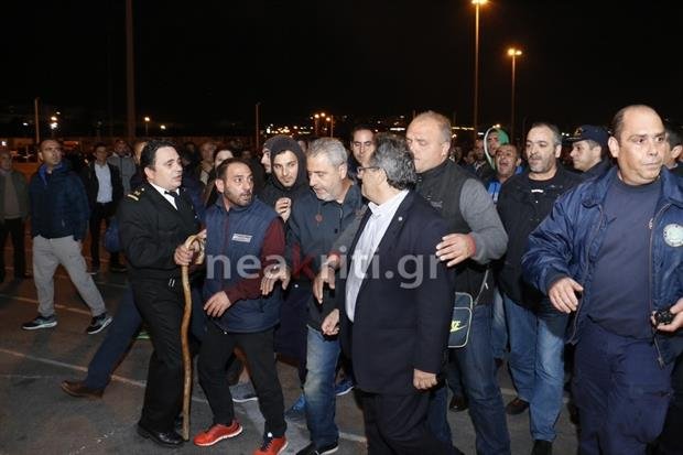 Πεδίο μάχης το Ηράκλειο: Ομηροι αγροτών λιμενάρχης, περιφερειάρχης, δήμαρχος | iefimerida.gr 5