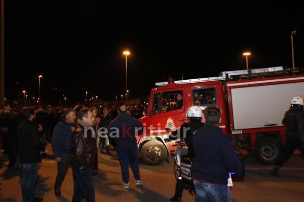 Πεδίο μάχης το Ηράκλειο: Ομηροι αγροτών λιμενάρχης, περιφερειάρχης, δήμαρχος | iefimerida.gr 7