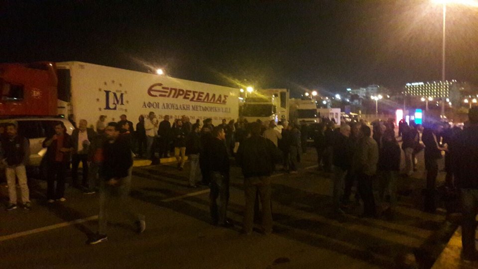 Πεδίο μάχης το Ηράκλειο: Ομηροι αγροτών λιμενάρχης, περιφερειάρχης, δήμαρχος | iefimerida.gr 11