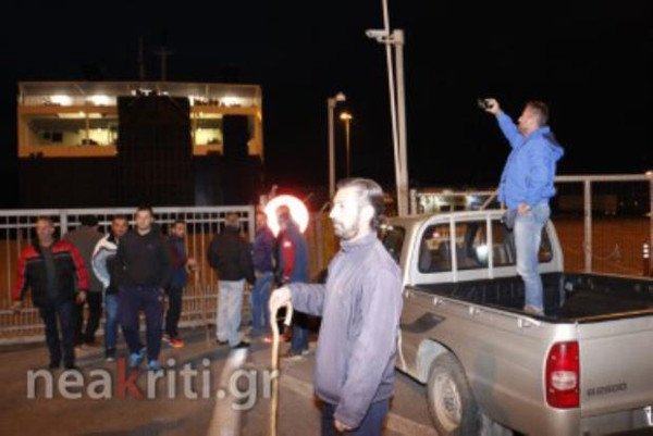 Πεδίο μάχης το Ηράκλειο: Ομηροι αγροτών λιμενάρχης, περιφερειάρχης, δήμαρχος | iefimerida.gr 10