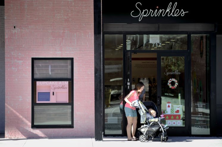 Μία απίστευτη πατέντα στην Αμερική: ΑΤΜ δίνει... cupcakes έξω από ζαχαροπλαστείο [εικόνες] | iefimerida.gr 2