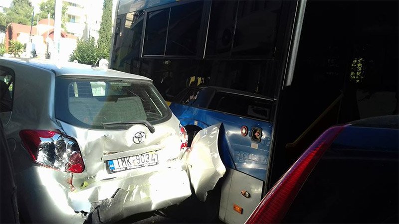 Αιματηρή καραμπόλα με λεωφορείο στον Πειραιά -Παρέσυρε ΙΧ, ένας πεζός ακρωτηριάστηκε [εικόνες & βίντεο] | iefimerida.gr 0