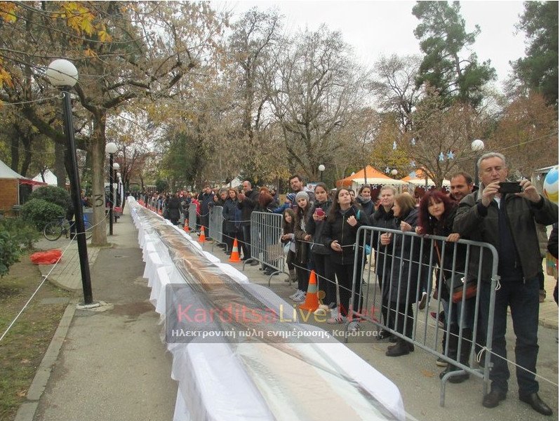 Ετοιμη η πουτίγκα 100 μέτρων στην Καρδίτσα -Μοιράστηκε σε 5.000 κομμάτια [εικόνες]  | iefimerida.gr 0