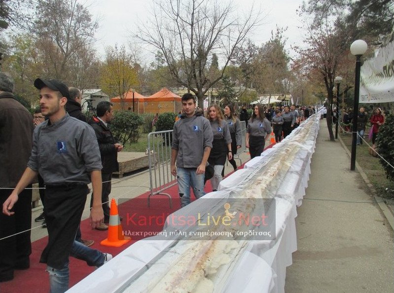 Ετοιμη η πουτίγκα 100 μέτρων στην Καρδίτσα -Μοιράστηκε σε 5.000 κομμάτια [εικόνες]  | iefimerida.gr 1